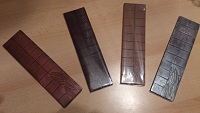 Tablette de chocolat noir aux éclats d'amandes